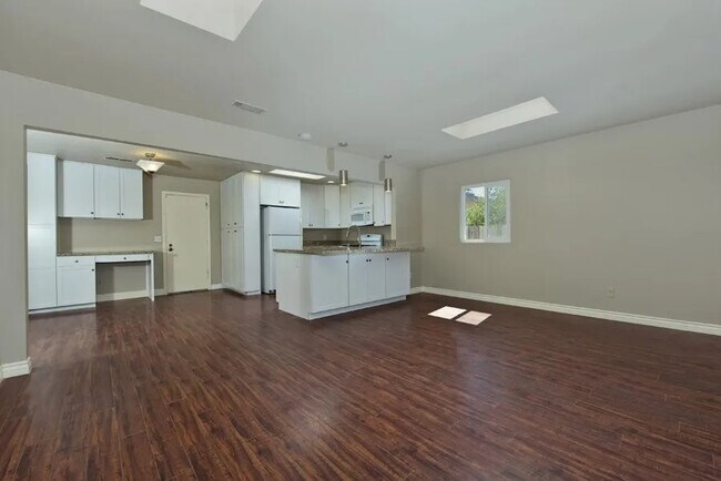 Building Photo - 402 Paseo Alegre