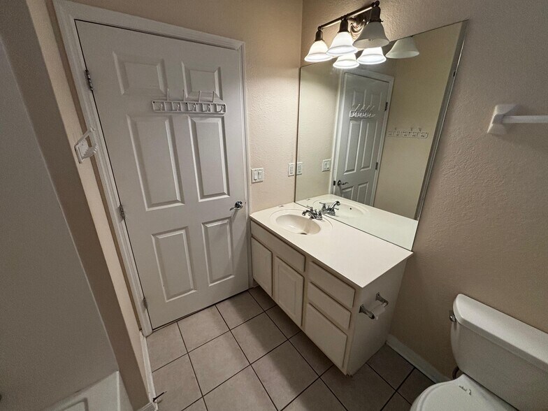 2nd Bath - 8302 Portofino Dr