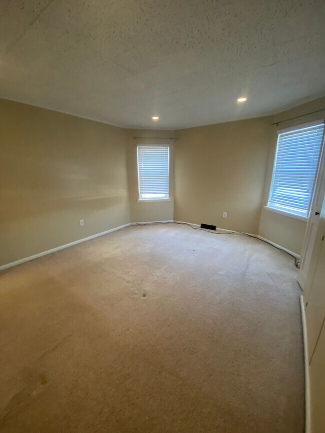 Building Photo - 4 Bedroom/ 2 Bathroom House in Dormont Available 7/1/2026