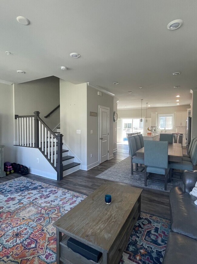 Building Photo - FOUR LEVEL TOWNHOUSE IN DOWNTOWN CROWN, 2 ...