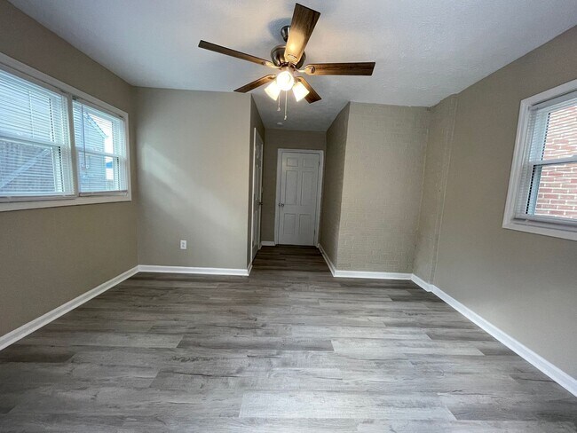 Building Photo - Newly Renovated Just For You!