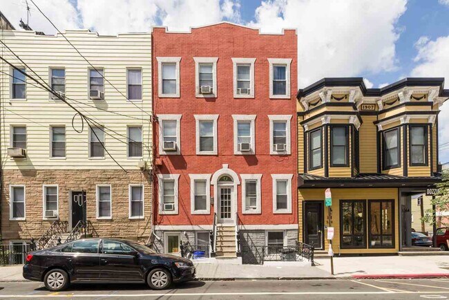 Building Photo - 532 Adams St