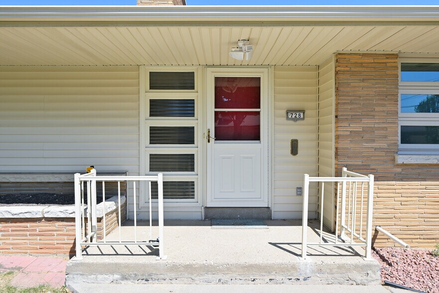 Building Photo - 728 N 74th St