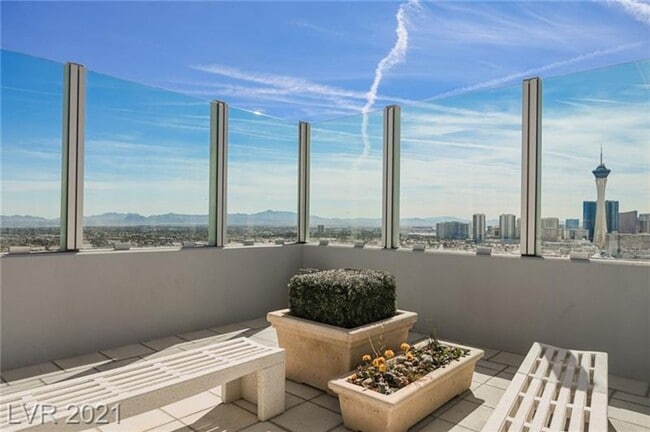 Building Photo - High Rise condo in the heart of the Arts D...