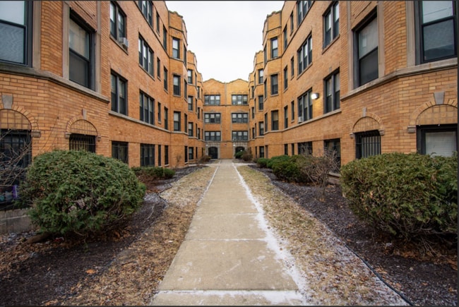 Building Photo - 3 bedroom in Chicago IL 60644