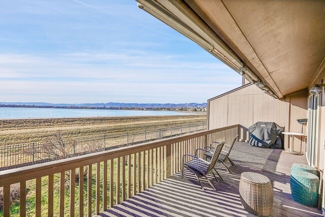 Building Photo - Backs to private lake with mountain views