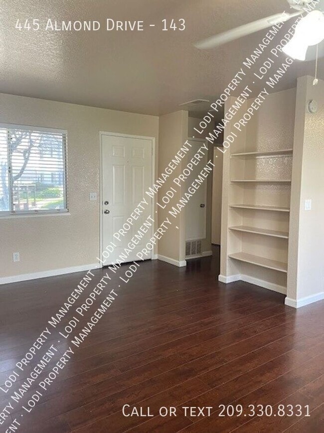 Building Photo - 445 Almond Dr