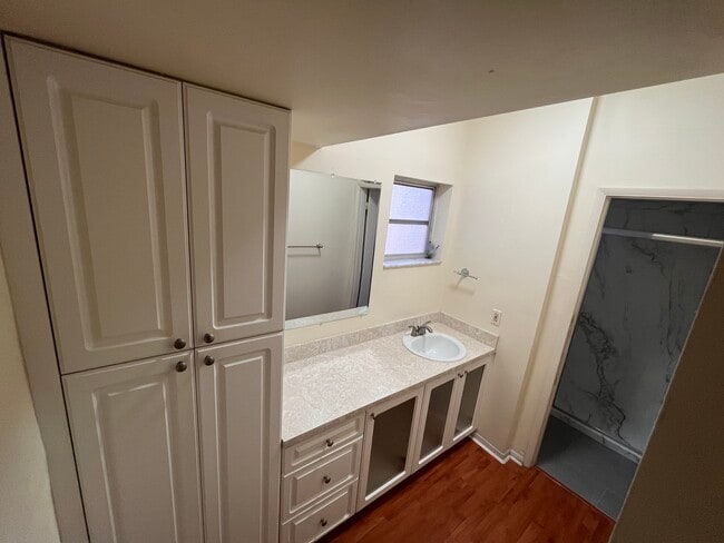Building Photo - 9137 Fontainebleau Blvd