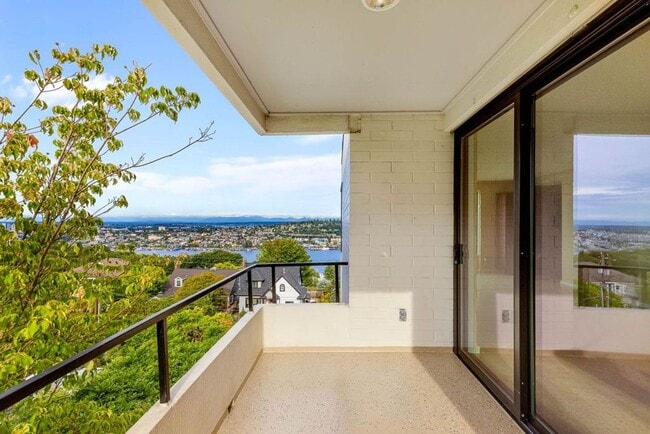 Building Photo - Gorgeous Top Floor Penthouse Unit in East ...