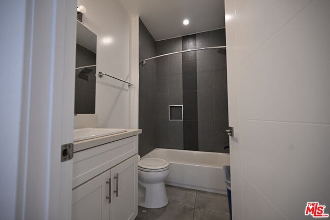 Building Photo - 642 N Manhattan Pl