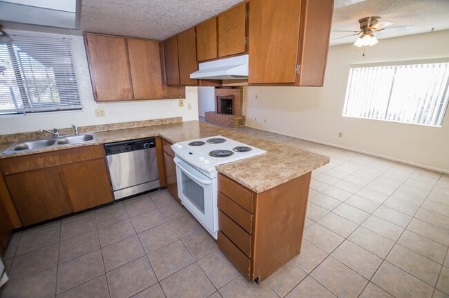 Building Photo - Welcome to this delightful 3-bedroom, 2-ba...