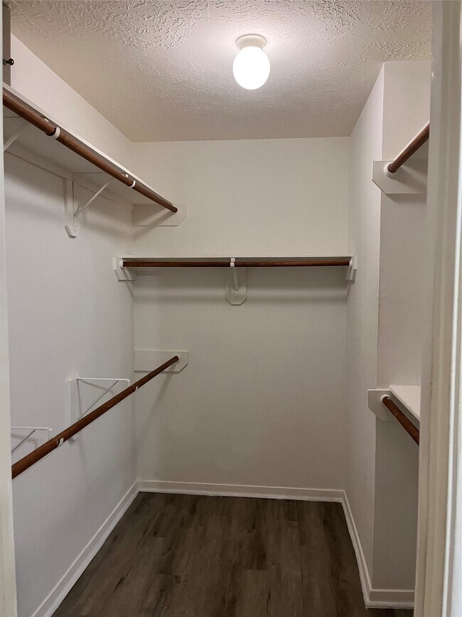 Building Photo - 10910 Thorncliff Dr