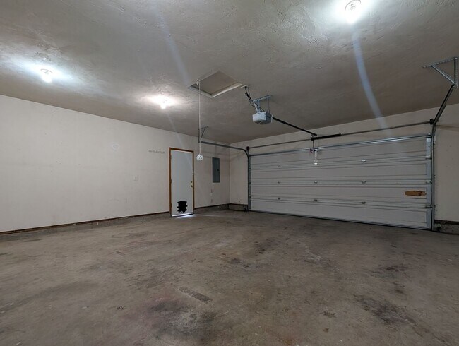 Building Photo - Great 3 Bedroom, 2-Bath Home With 2 Separate Living Rooms!