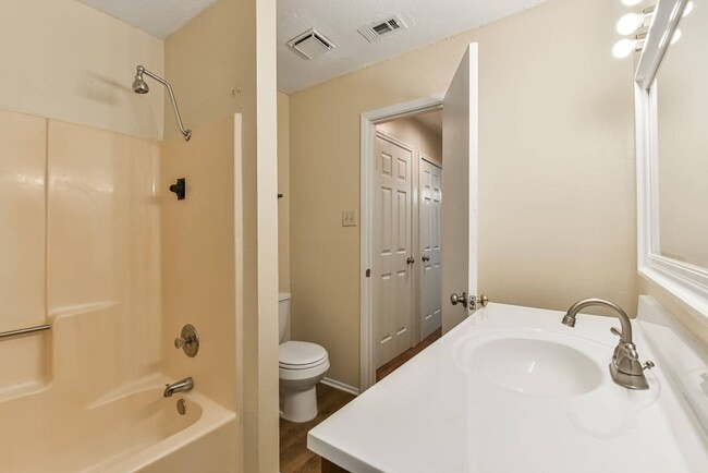 Building Photo - 1224 Westway Cir
