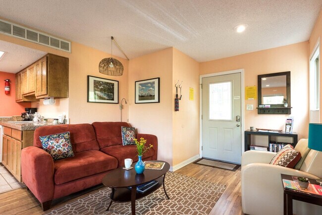 Building Photo - 1206 Hollow Creek Dr