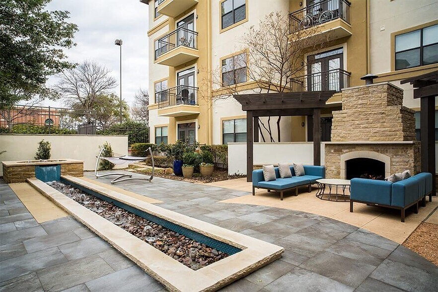 Building Photo - 15777 Quorum Dr