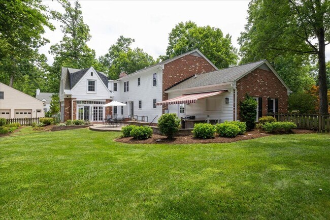 Building Photo - Spacious Home with Fenced Yard Exclusive Access to Hethwood Amenities