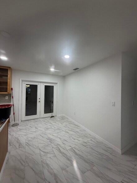 Building Photo - 2319 Stratford Dr