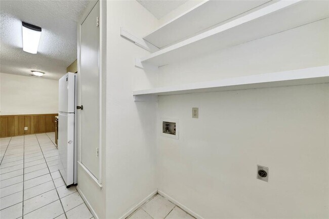 Building Photo - 9802 Hundred Oaks Cir