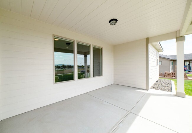 Building Photo - Beautiful Rambler