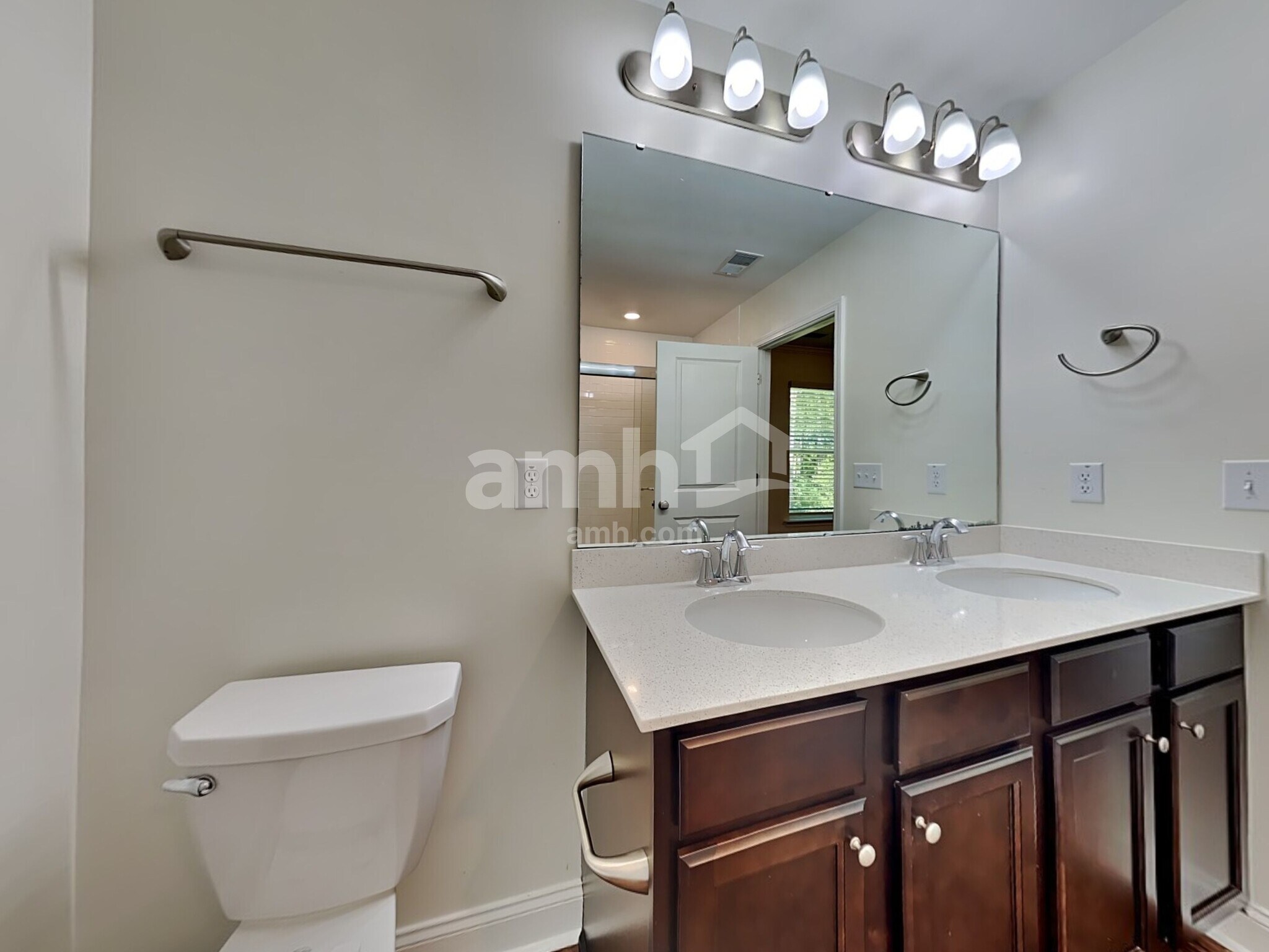 Building Photo - 223 S Live Oak Dr