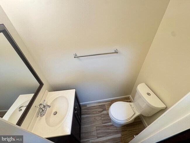 Building Photo - 9250 Three Oaks Dr