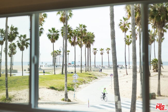 Building Photo - 1313 Ocean Front Walk