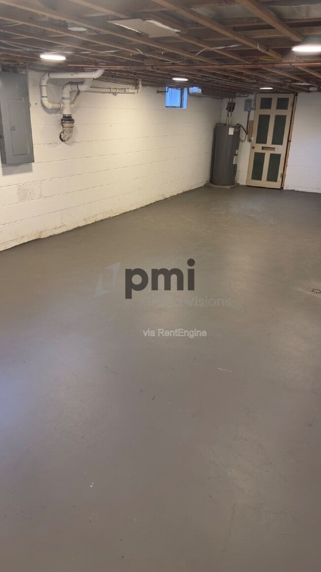 Building Photo - 1528 Division St