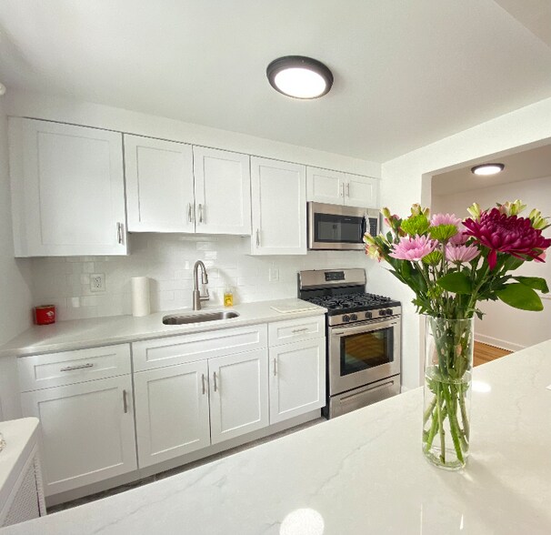 Building Photo - 34 E 7th St