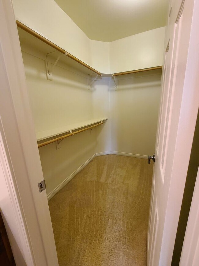 Building Photo - 4/2 bathroom located close to schools, sho...