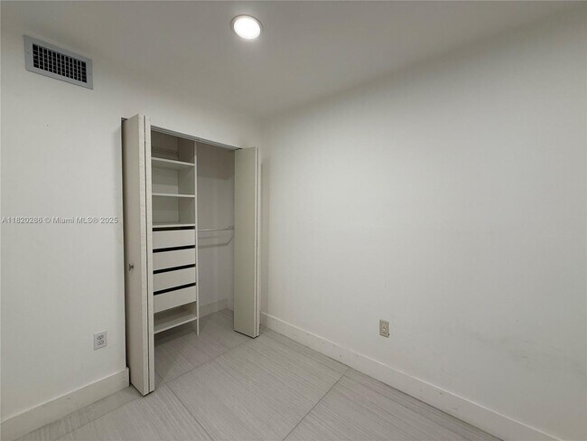 Building Photo - 9405 Fontainebleau Blvd