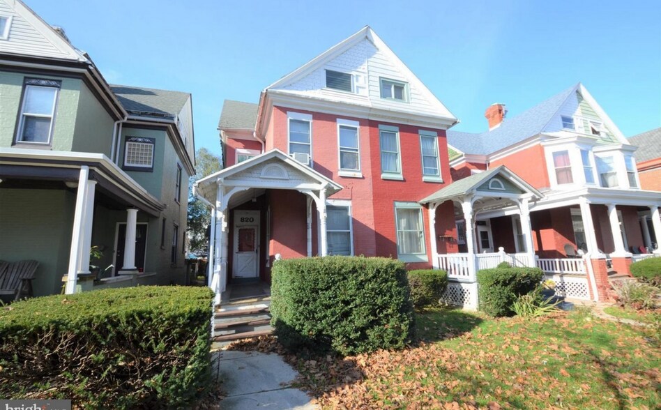 Front of house, side entrance for upstairs unit. - 820 N 4th St
