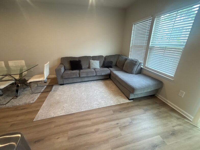 Building Photo - Room in Townhome on Poplar Leaf Way