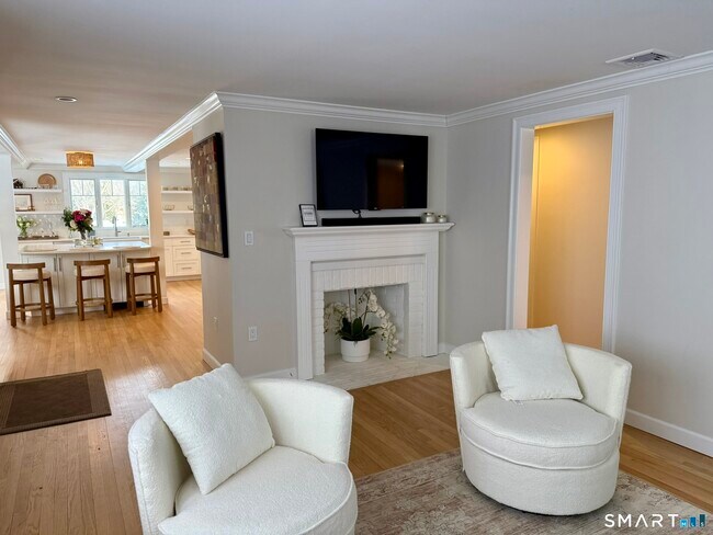 Building Photo - 24 Elm St