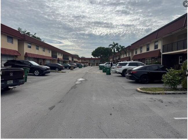 Building Photo - 6560 SW 41st Pl