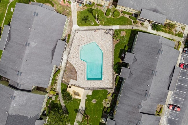 Building Photo - Charming 3-Bedroom, 2-Bathroom Condo in De...