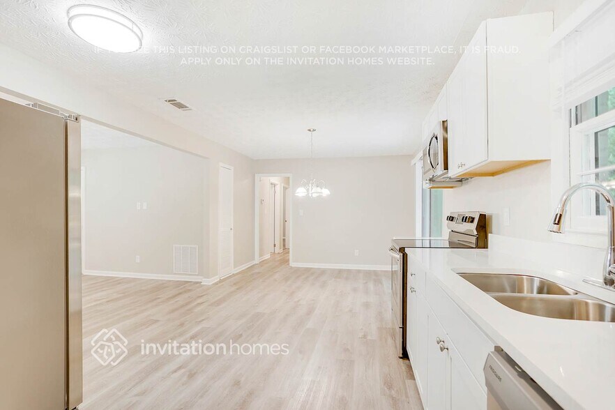 Building Photo - 7039 Carolyn Cir