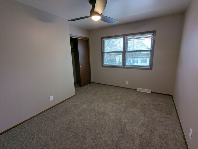 Building Photo - Welcome to your new home! Spacious 3 Bedro...