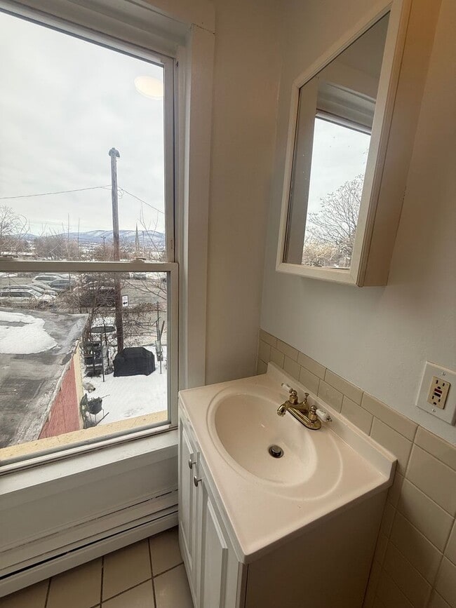 Building Photo - 104 Dubois St