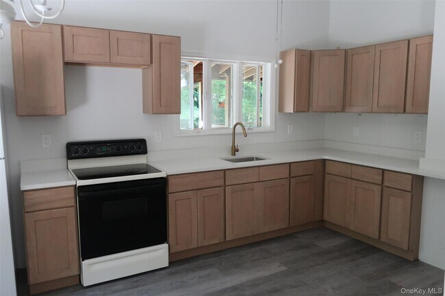 Building Photo - 9 Conklin Ln