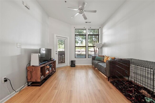 Building Photo - 898 Oak St SW