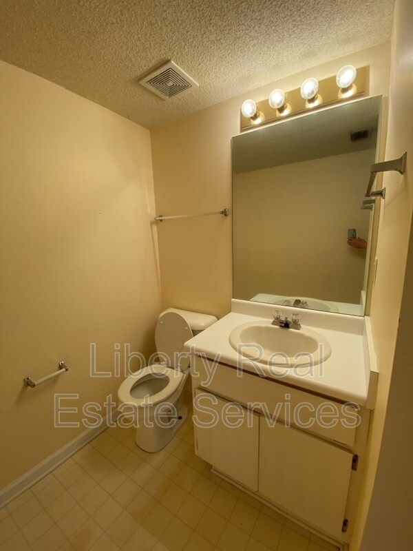 Building Photo - 1100 Pineland Ave