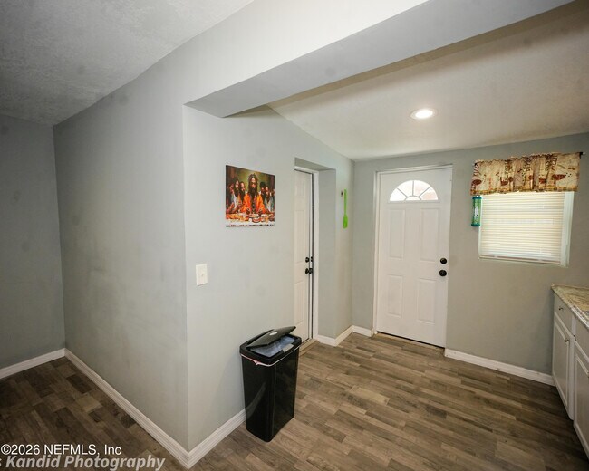 Building Photo - 2453 Wilmont Ave