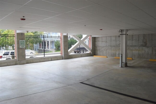 Building Photo - 2 Silver St