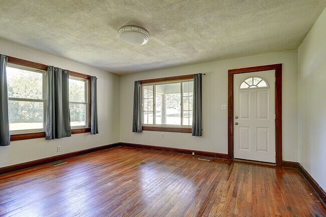 Building Photo - 1504 Bristol Caverns Hwy