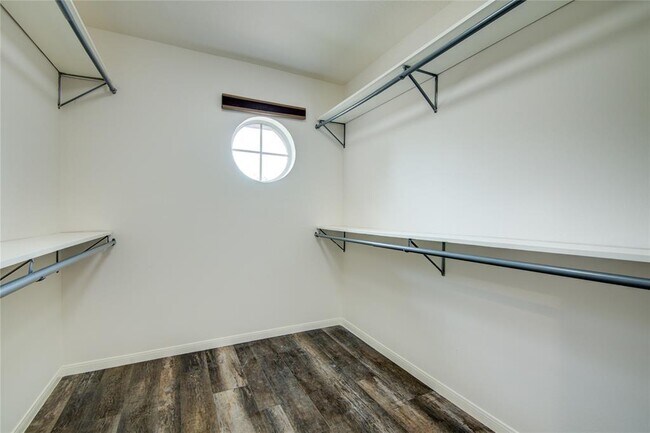 Building Photo - 1810 Oakleaf Cir
