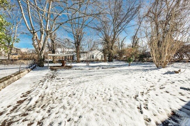 Building Photo - 3 Bed 2 Bath House w/Fenced Yard in East N...