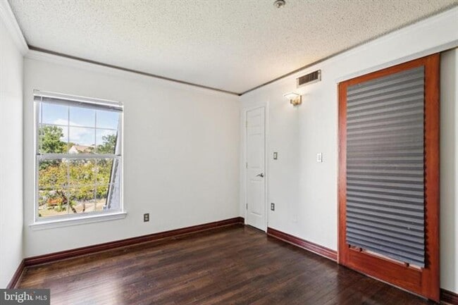 Building Photo - Spacious 1 Bedroom 1 Bath Loft Condo
