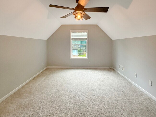 Building Photo - 2607 Woodford Ln NE