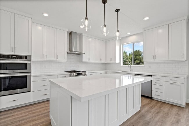 Building Photo - Cozy, Bright, and Spacious Home Nestled in Midway